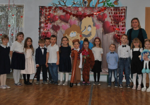 Dzieci i nauczycielka z grupy 3 pozują do wspólnego zdjęcia po występie.