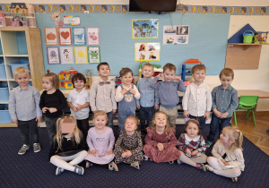 Dzieci pozują do wspólnego zdjęcia.