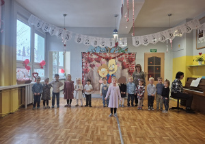 Dzieci w trakcie występu dla babć i dziadziusiów. Ujęcie 1