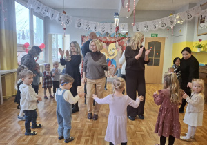 Dzieci i babcie wspólnie tańczą. Ujęcie 1