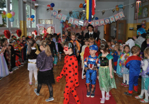Bal karnawałowy. Dzieci prezentują swoje stroje. Ujęcie 1