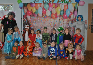 Dzieci w przebraniach karnawałowych pozują do wspólnego zdjęcia. Grupa 1