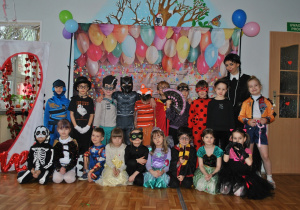 Dzieci w przebraniach karnawałowych pozują do wspólnego zdjęcia. Grupa 4