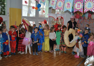 Bal karnawałowy. Dzieci prezentują swoje stroje. Ujęcie 2