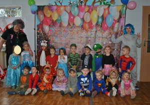 Dzieci w przebraniach karnawałowych pozują do wspólnego zdjęcia. Grupa 1