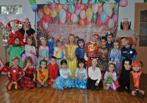 Dzieci w przebraniach karnawałowych pozują do wspólnego zdjęcia. Grupa 2