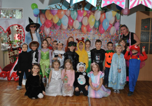 Dzieci w przebraniach karnawałowych pozują do wspólnego zdjęcia. Grupa 3