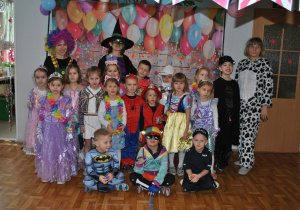 Dzieci w przebraniach karnawałowych pozują do wspólnego zdjęcia. Grupa 5