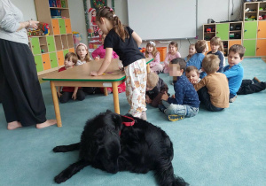Duży czarny pies - Luis i grupa dzieci. Ujęcie 2