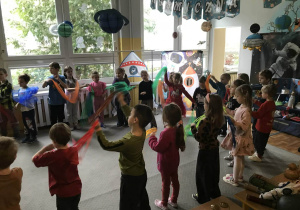 Dzieci tańczą razem z nauczycielką. Ujęcie 3