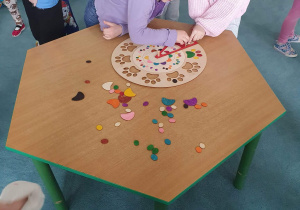 Dzieci grają w "loteryjkę" podczas podsumowania zajęć.