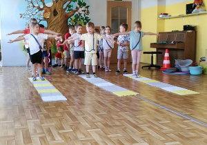 Dzieci w czasie zajęć ruchowych wykonują ćwiczenia równoważne.