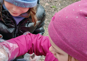 Dzieci w okolicy przedszkola sprzątają odpadki. Ujęcie 2