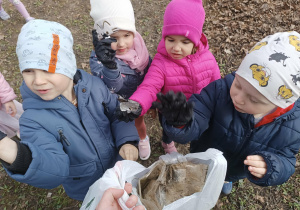 Dzieci w okolicy przedszkola sprzątają odpadki. Ujęcie 4