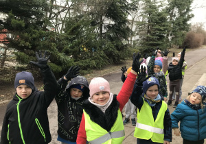 Dzieci porządkują tereny zielone w okolicy przedszkola. Ujęcie 6