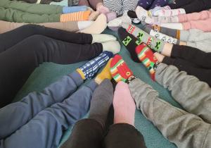 Dziecięce nogi w kolorowych skarpetkach. Grupa 5