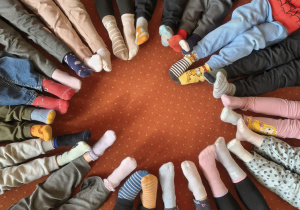 Dziecięce nogi w kolorowych skarpetkach. Grupa 4