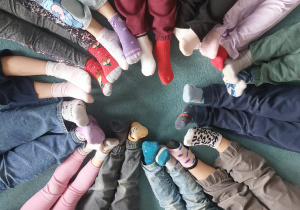 Dziecięce nogi w kolorowych skarpetkach. Grupa 3