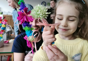 Dziecko przygląda się palmie wielkanocnej.