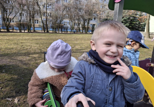 Dzieci z grupy 1 bawią się w ogrodzie przedszkolnym wczesną wiosną. Ujęcie 5.