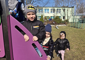 Dzieci z grupy 1 bawią się w ogrodzie przedszkolnym wczesną wiosną. Ujęcie 8. Dzieci w kolejce do zjeżdżalni.