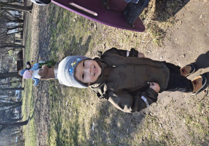 Dzieci z grupy 1 bawią się w ogrodzie przedszkolnym wczesną wiosną. Ujęcie 9.