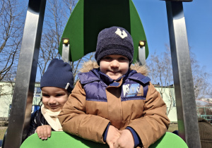 Dzieci z grupy 1 bawią się w ogrodzie przedszkolnym wczesną wiosną. Ujęcie 10.