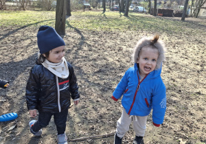 Dzieci z grupy 1 bawią się w ogrodzie przedszkolnym wczesną wiosną. Ujęcie 11.