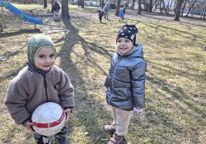Dzieci z grupy 1 bawią się w ogrodzie przedszkolnym wczesną wiosną. Ujęcie 13. Dzieci w czasie zabawy z piłką.