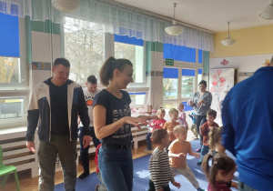 Dzieci i rodzice w bawią się wspólnie w czasie zajęć otwartych w przedszkolu. Ujęcie 1