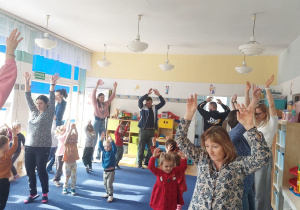 Dzieci i rodzice w bawią się wspólnie w czasie zajęć otwartych w przedszkolu. Ujęcie 2