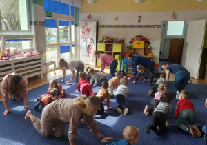 Dzieci i rodzice w bawią się wspólnie w czasie zajęć otwartych w przedszkolu. Ujęcie 3