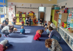 Dzieci i rodzice w bawią się wspólnie w czasie zajęć otwartych w przedszkolu. Ujęcie 4