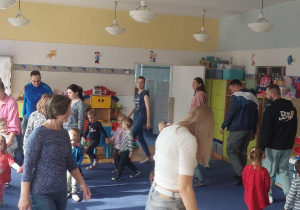 Dzieci i rodzice w bawią się wspólnie w czasie zajęć otwartych w przedszkolu. Ujęcie 5