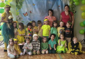 Dzieci i nauczyciele pozują do zdjęcia grupowego na balu wiosny. Grupa 2