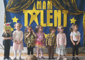 Dzieci z grupy 1 pozują do zdjęcia po występie. Zaprezentowały dwie piosenki.