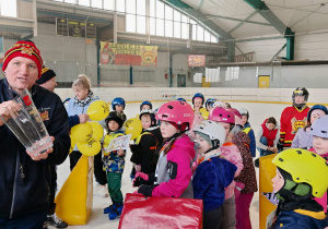 Dzieci i trenerzy wspólnie cieszą się ze zdobytego pucharu.
