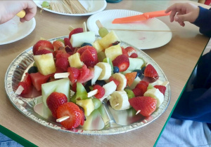 "Owocowe szaszłyki". Różne owoce nadziane na patyczki. Ujęcie 1