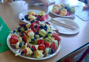 "Owocowe szaszłyki". Różne owoce nadziane na patyczki. Ujęcie 2