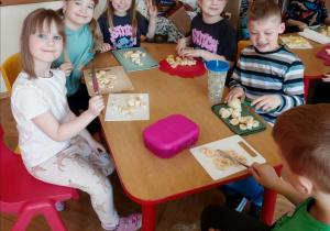 Dzieci w czasie przygotowywania koktajli warzywno-owocowe. Grupa 4. Ujęcie 2