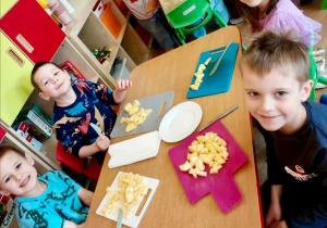 Dzieci w czasie przygotowywania koktajli warzywno-owocowe. Grupa 4. Ujęcie 3