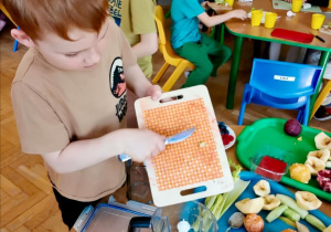 Dzieci w czasie przygotowywania koktajli warzywno-owocowe. Grupa 4. Ujęcie 1