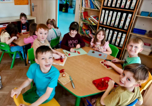 Dzieci w czasie przygotowywania koktajli warzywno-owocowe. Grupa 4. Ujęcie 5