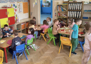 Dzieci w czasie przygotowywania koktajli warzywno-owocowe. Grupa 4. Ujęcie 6