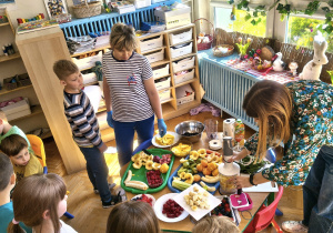 Dzieci i nauczycielki w czasie przygotowywania koktajli warzywno-owocowe. Grupa 4. Ujęcie 7