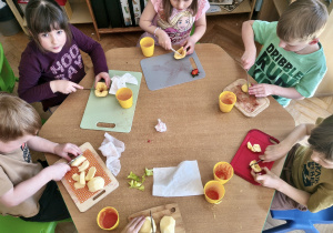 Dzieci w czasie przygotowywania koktajli warzywno-owocowe. Grupa 4. Ujęcie 8