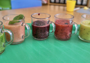 Gotowe koktajle warzywno-owocowe.