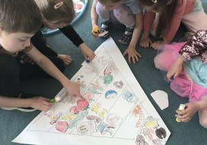 Dzieci układają "Piramidę zdrowego żywienia"