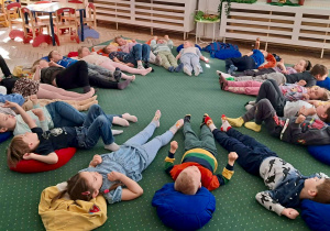 Dzieci w czasie medytacji Mindfulness. Grupa 3