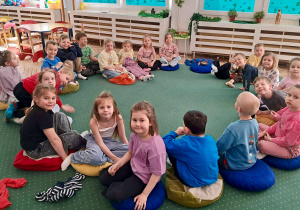 Dzieci w czasie medytacji Mindfulness. Grupa 5